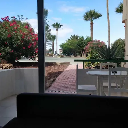 New Refurbished Seafront Los Cristianos Disabled Friendly Apt דירה ארונה